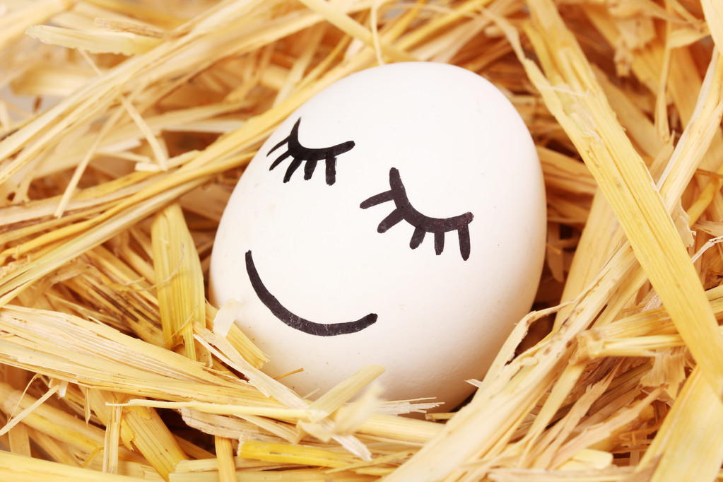 Fehér tojás vicces arc a szalma - Fotó, kép