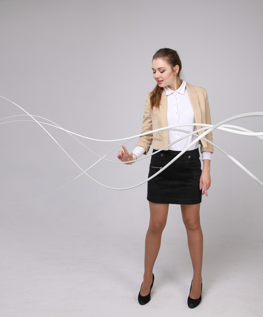 Frau mit elektrischen Kabeln oder Drähten, geschwungenen Linien - Foto, Bild