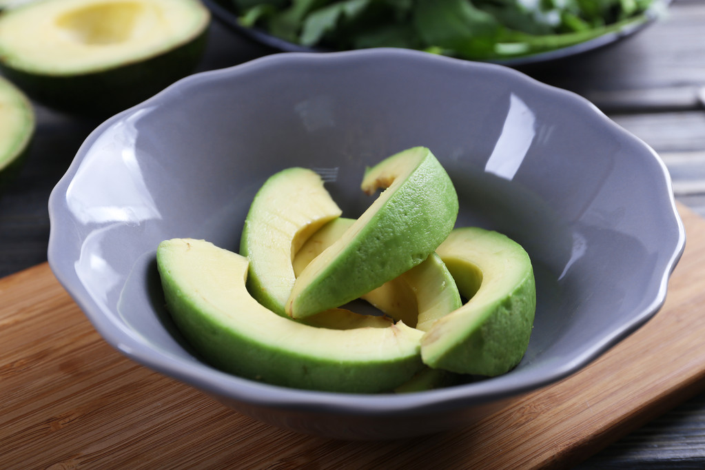 Piatto con avocado affettato
  - Foto, immagini