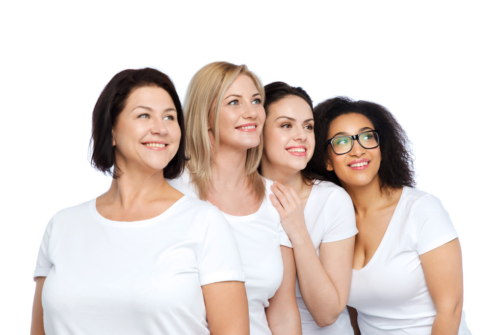 grupo de mulheres diferentes felizes em t-shirts brancas - Foto, Imagem