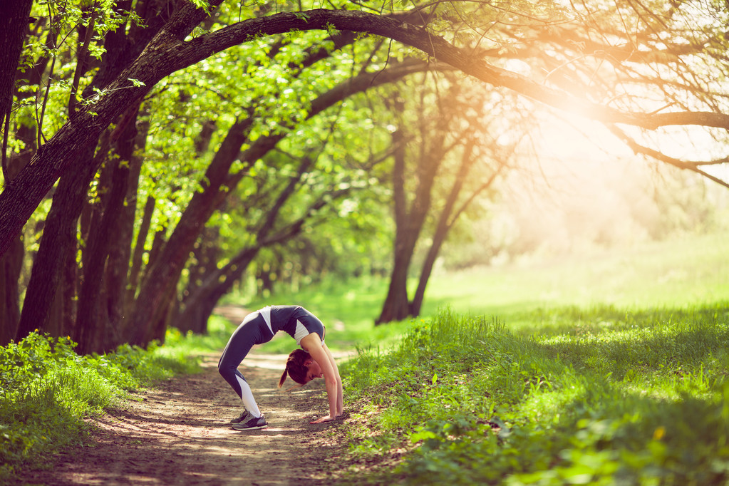 Sabah parkında yoga yapan genç bir kadın. - Fotoğraf, Görsel
