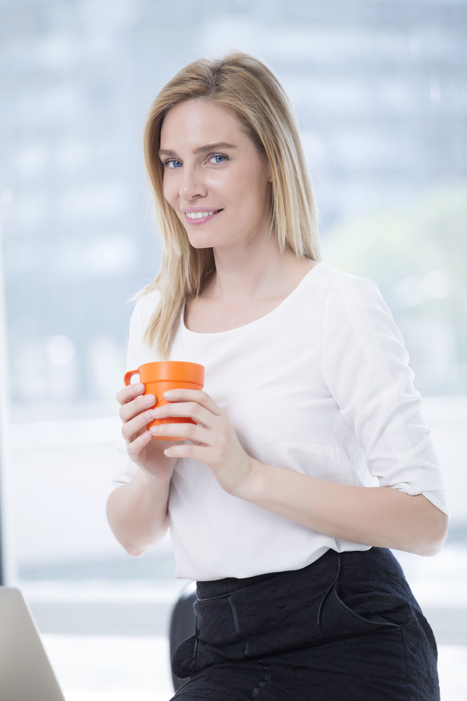 Geschäftsfrau im Büro trinkt Kaffee - Foto, Bild