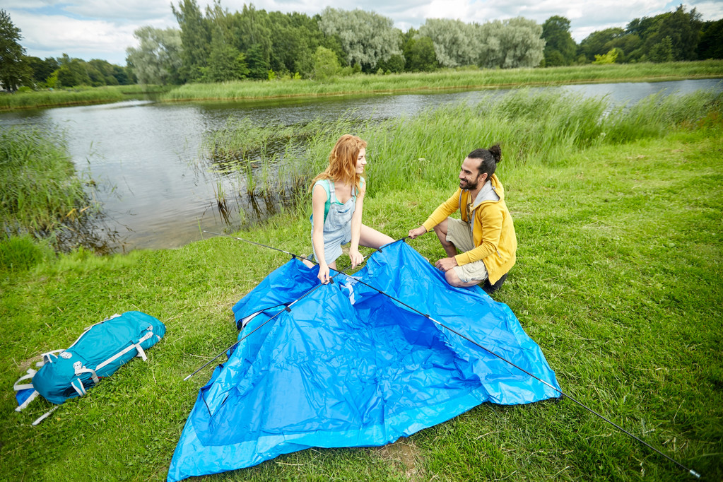 çadır açık havada mutlu çift kurma - Fotoğraf, Görsel