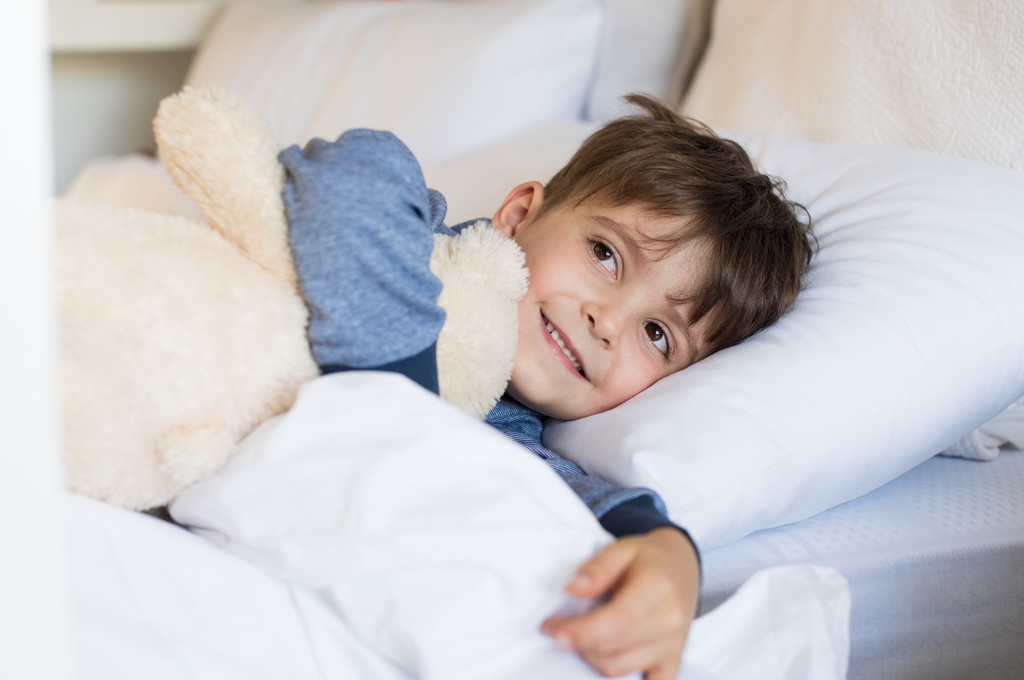 Молодий хлопчик в ліжку
 - Фото, зображення