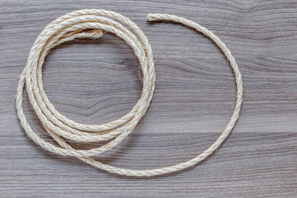 мотузка зібрана на дерев'яному столі
 - Фото, зображення