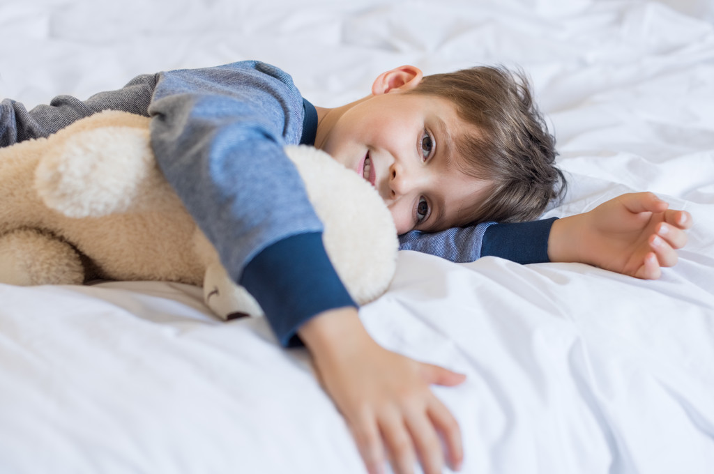Junge im Schlafanzug im Bett - Foto, Bild