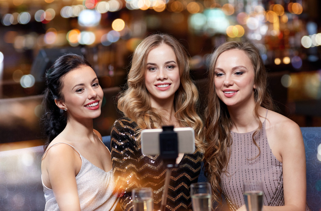 donne con smartphone scattare selfie al night club
 - Foto, immagini
