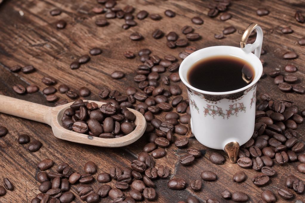 Granos de café y una taza
 - Foto, imagen