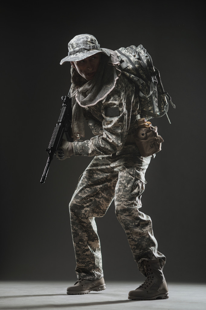 Ειδικές δυνάμεις στρατιώτης άνθρωπος με πολυβόλο σε σκούρο φόντο - Φωτογραφία, εικόνα