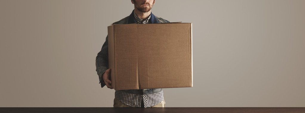 L'uomo barbuto tiene una grande scatola di carta di cartone con merci
  - Foto, immagini