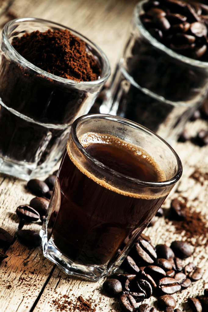Caffè espresso nero e ingredienti per cucinare
 - Foto, immagini