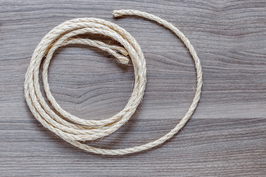 corde enroulée sur une table en bois
 - Photo, image