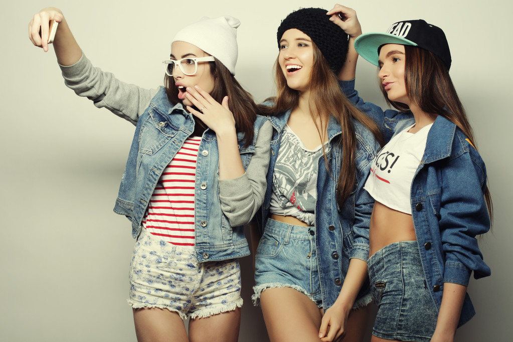 kolme onnellista teini tytöt älypuhelin ottaen selfie
 - Valokuva, kuva