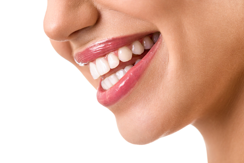 Naurava nainen suu suurilla hampailla
 - Valokuva, kuva