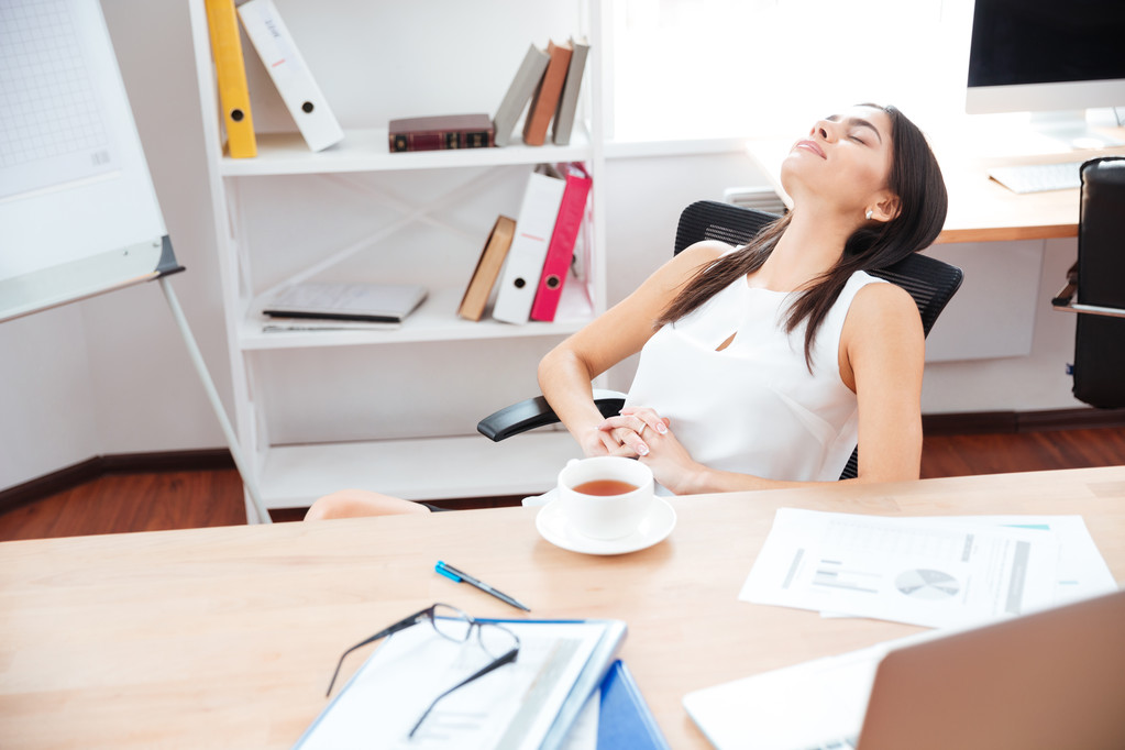 İş kadını ofiste dinleniyor - Fotoğraf, Görsel