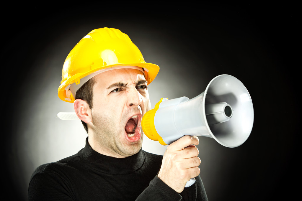 pracovník křičet přes megafon na černém pozadí - Fotografie, Obrázek
