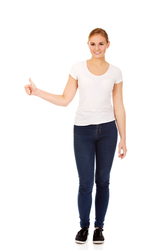 Fiatal, boldog asszony intett hüvelykujjával felfelé - Fotó, kép