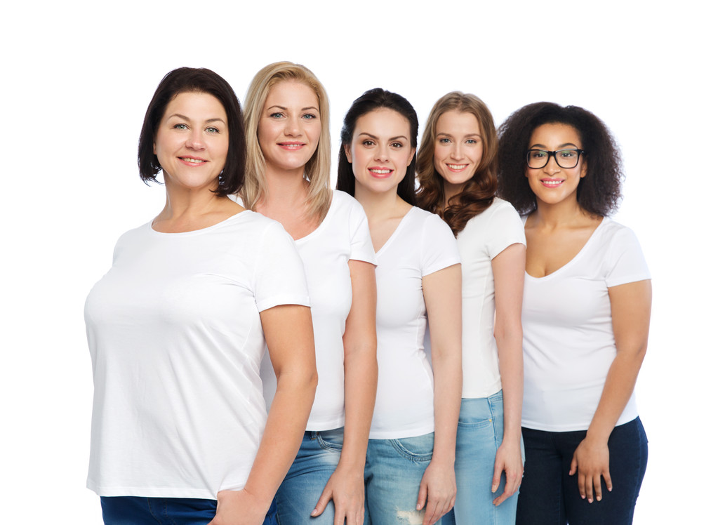 ομάδα ευτυχισμένη διαφορετικές γυναίκες σε λευκό t-shirts - Φωτογραφία, εικόνα