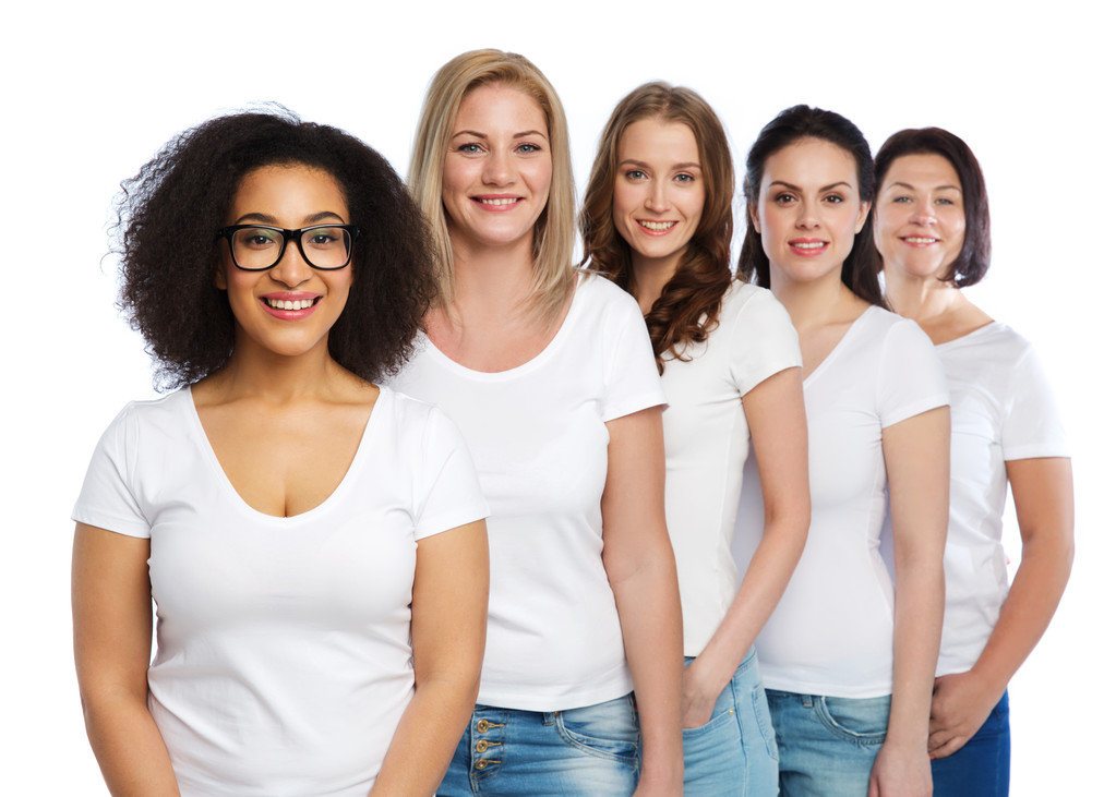 Gruppe fröhlicher Frauen in weißen T-Shirts - Foto, Bild