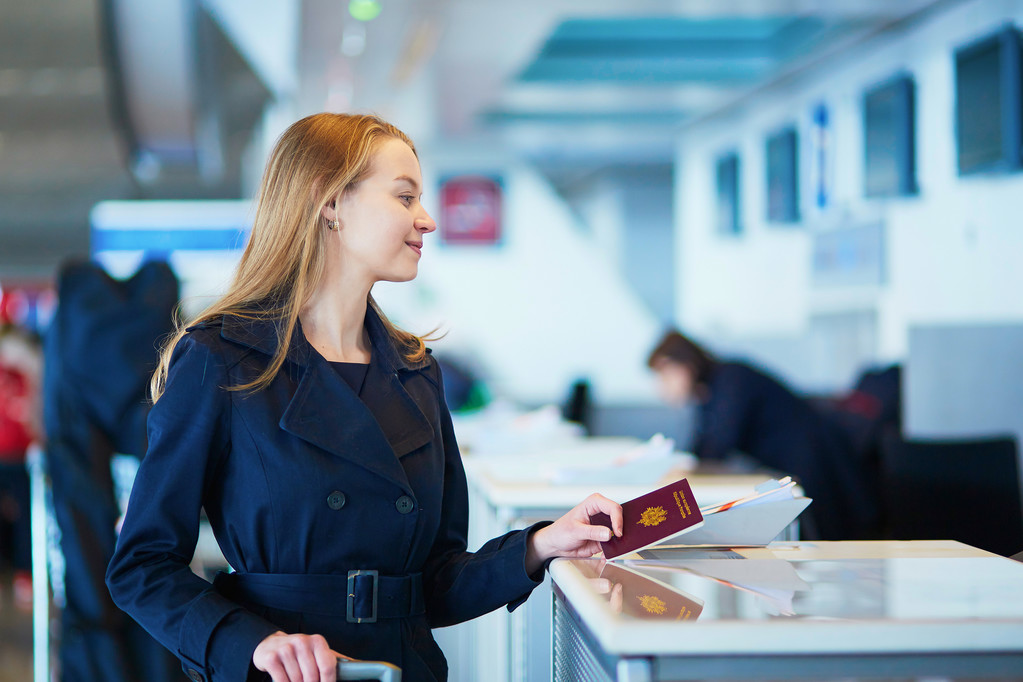 Jonge vrouwelijke reiziger in internationale luchthaven - Foto, afbeelding