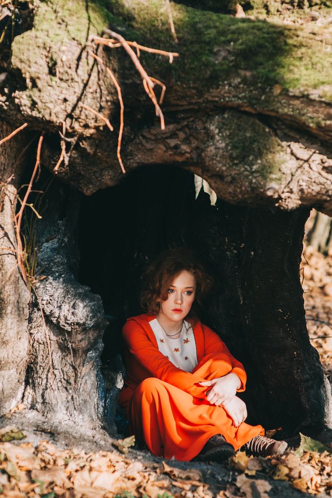 Vöröshajú lány a titokzatos erdő - Fotó, kép