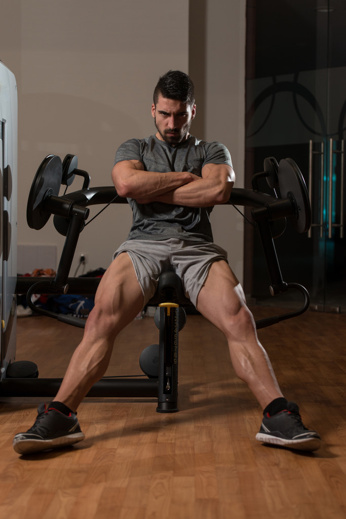 Atletische Man zijn spieren In sportschool tonen - Foto, afbeelding