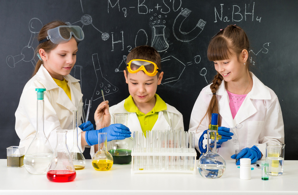 τρεις μικρό φοιτητές στο μάθημα της χημείας στο εργαστήριο - Φωτογραφία, εικόνα