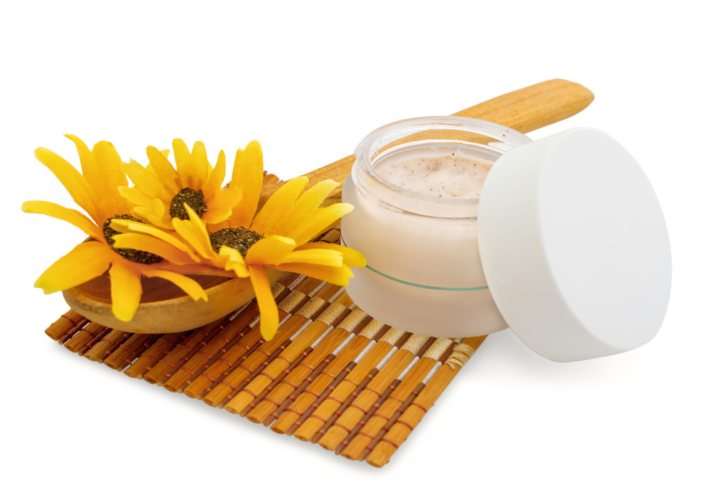 Spa cosmetische crème en bloemen geïsoleerd op wit - Foto, afbeelding