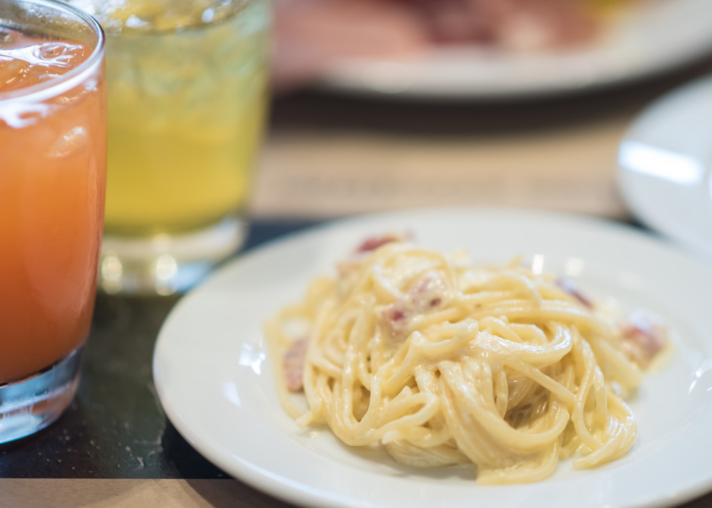 Spaghetti schotel op tafel - Foto, afbeelding