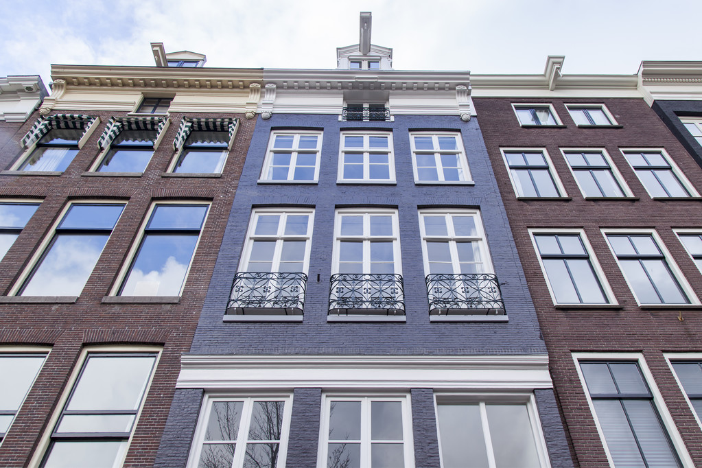 AMSTERDAM, PAYS-BAS, le 28 mars 2016. Détails architecturaux typiques des maisons XVII-XVIII de construction
. - Photo, image