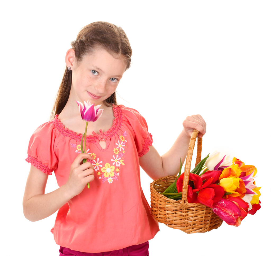portrét krásné holčička s tulipány v košíku izolovaných na bílém - Fotografie, Obrázek