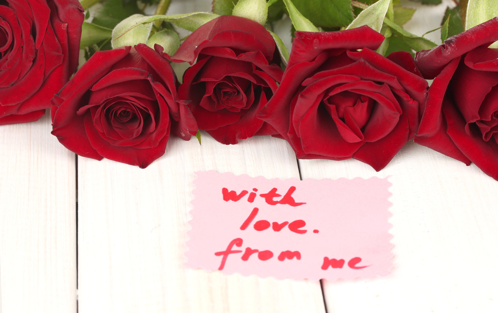 Kytice červených růží s poznámkou na bílý dřevěný stůl detail - Fotografie, Obrázek