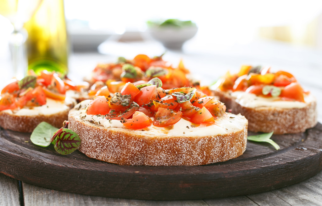 Sandwich met tomaten, geitenkaas en basilicum - Foto, afbeelding