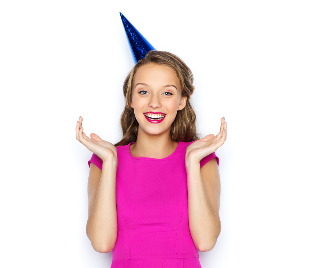 gelukkig jong vrouw of tiener meisje in party cap - Foto, afbeelding