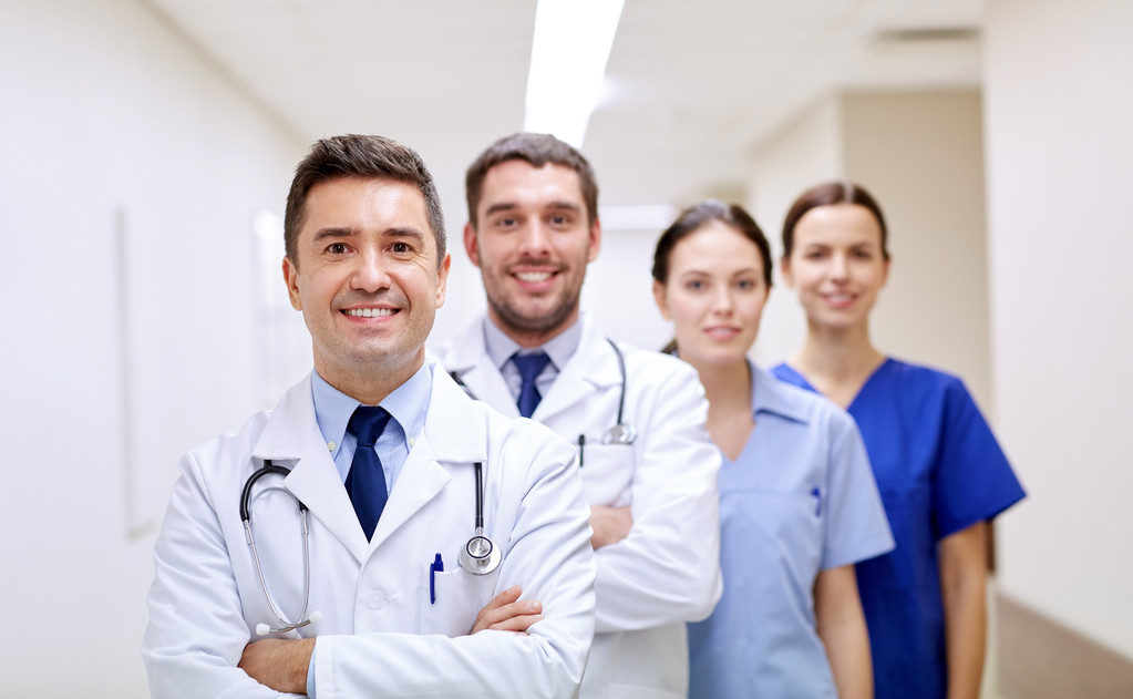 boldog orvosok vagy orvosok kórházban - Fotó, kép