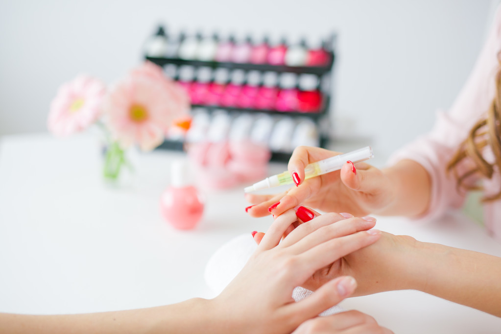 Vrouw in salon manicure door nagel schoonheidsspecialiste ontvangen - Foto, afbeelding