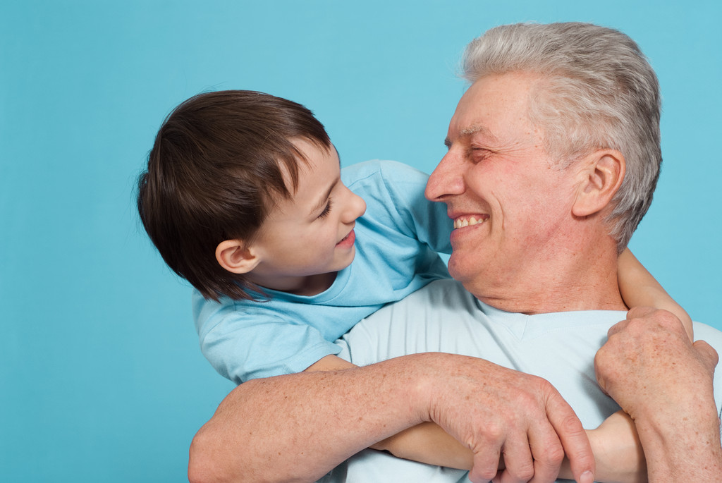 feliz bonito caucásico abuelo con su nieto engañado
 - Foto, imagen