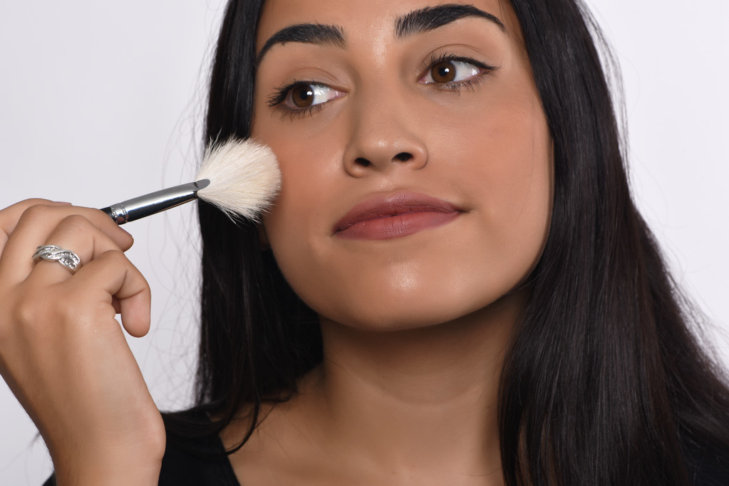 mujer aplicando maquillaje - Foto, Imagen