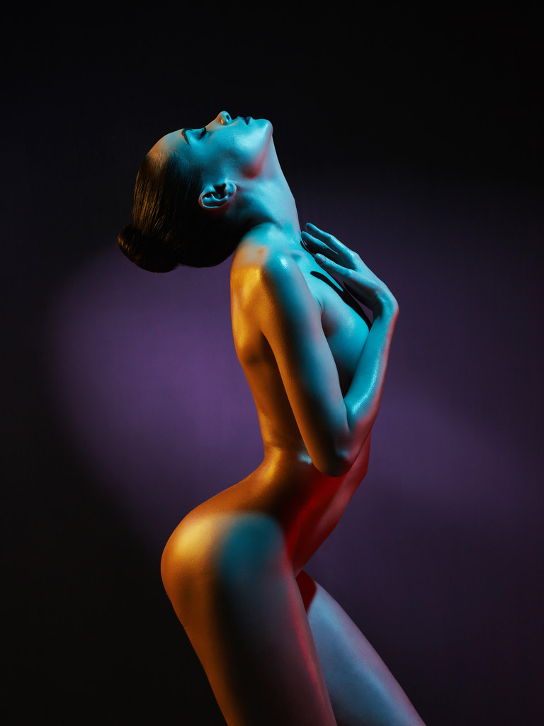 Elegante modelo desnudo en los proyectores de colores claros
 - Foto, Imagen
