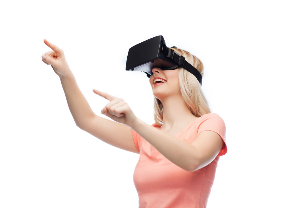 Γυναίκα σε ακουστικά εικονικής πραγματικότητας ή 3D γυαλιά - Φωτογραφία, εικόνα