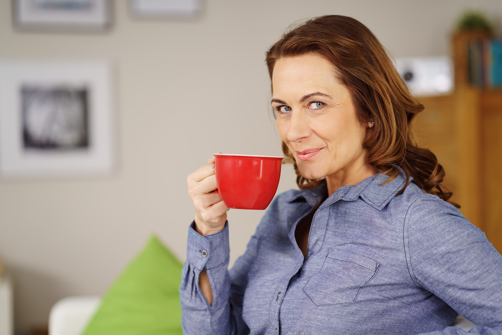 Уверенная в себе взрослая женщина расслабляется с кофе
 - Фото, изображение