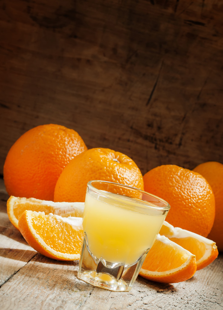 Sok pomarańczowy w dużej szklanej - Zdjęcie, obraz