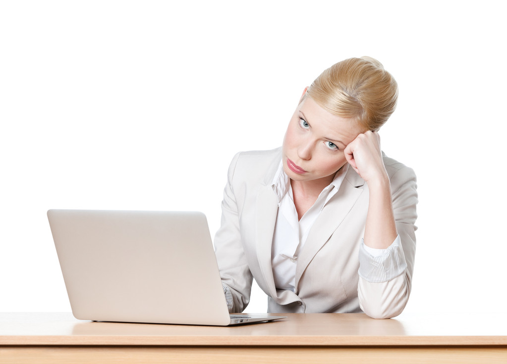 moe jonge zakenvrouw zittend aan een tafel met office met laptop - Foto, afbeelding
