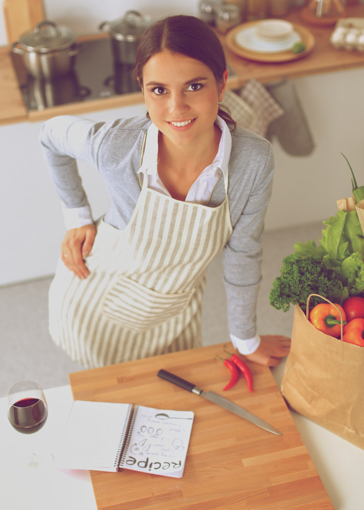 kobieta co zdrowa żywność stojący uśmiechający się w kuchni - Zdjęcie, obraz