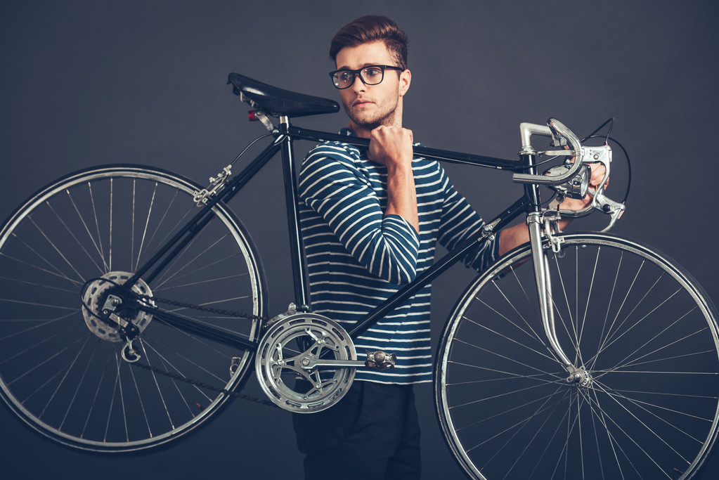 Mann trägt sein Fahrrad im Retro-Stil - Foto, Bild