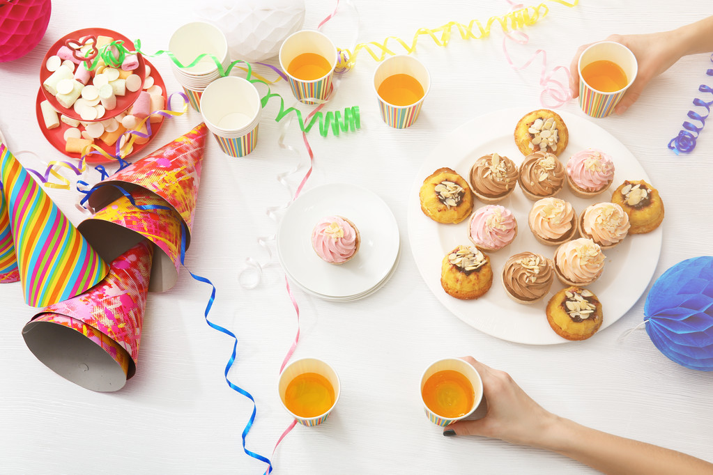 Fête d'anniversaire avec des gâteaux crémeux et du jus
 - Photo, image