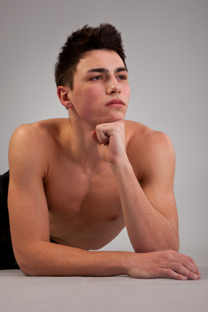 gesunder muskulöser junger Mann auf grauem Hintergrund - Foto, Bild