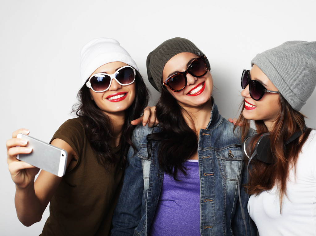 trzy nastolatki szczęśliwy z smartphone przy selfie - Zdjęcie, obraz