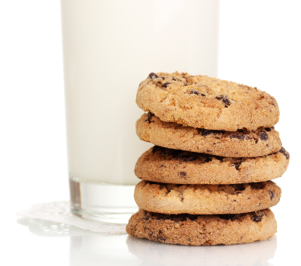 Склянка молока і печива ізольовані на білому
 - Фото, зображення