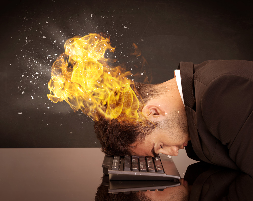 La cabeza del hombre de negocios estresado está ardiendo - Foto, imagen